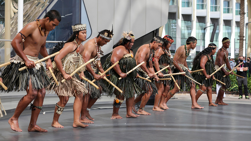 عروض احتفالات اليوم الوطني لناورو تضمنت رقصة وطنية في الجزيرة.   من المصدر