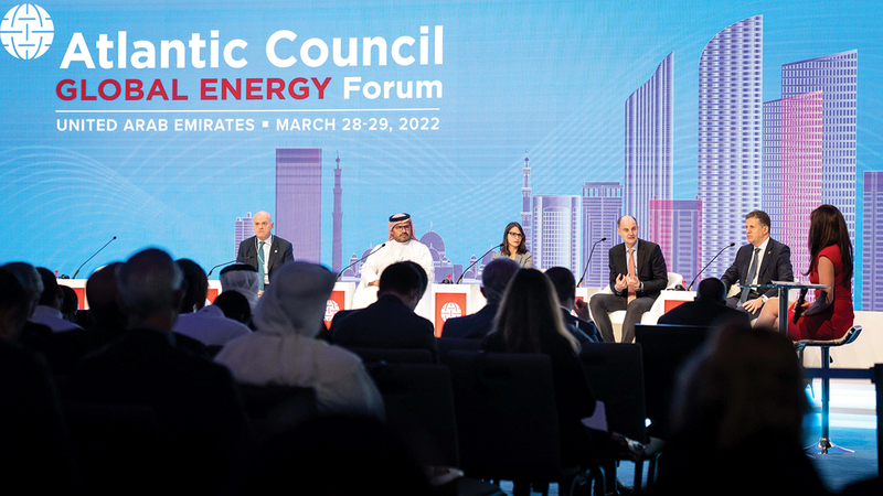 الجلسة ناقشت تطوير إمدادات الطاقة في العالم.   من المصدر