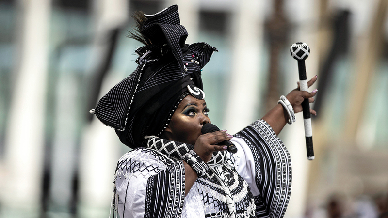 جيسيكا مبانجيني سردت القصص مع الغناء التقليدي بلغة «الكسوسا».          من المصدر