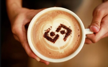 الصورة: أول مقهى من نوعه في دبي.. «اطلب قهوتك وادفع بعملتك المشفرة»