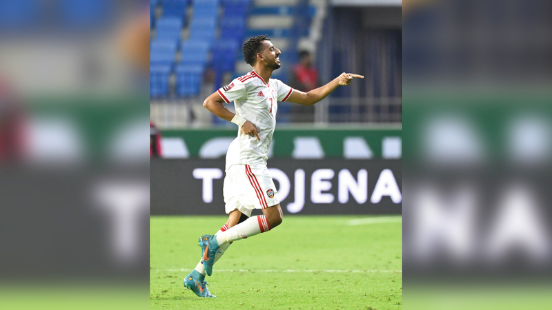 لاعب المنتخب حارب عبدالله يحتفل بهدفه في كوريا الجنوبية.   تصوير: أسامة أبوغانم