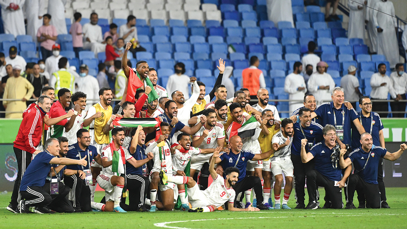 لاعبو المنتخب وأفراد الجهاز الفني يحتفلون بالتأهل إلى ملحق آسيا بعد الفوز على كوريا الجنوبية.   تصوير: أسامة أبوغانم