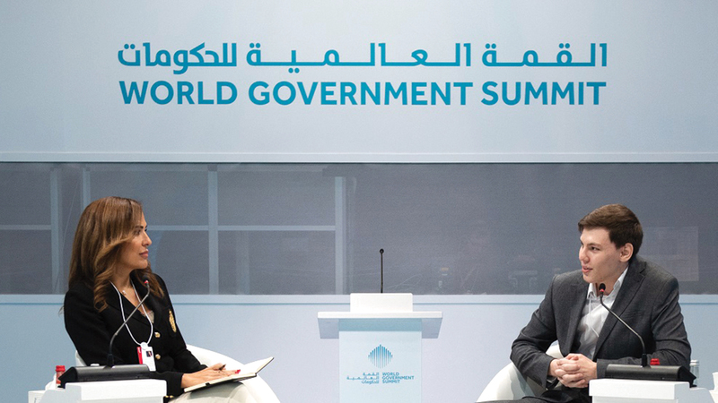 ديفيد كولومبو يتحدث في جلسة «كيف اخترقت أنظمة شركة تسلا؟».   من المصدر