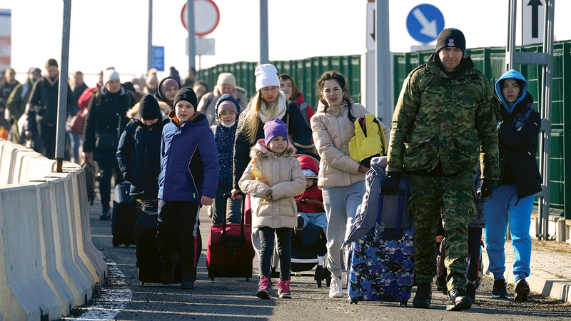 أرتال من اللاجئين الأوكرانيين تدخل بولندا.   من المصدر