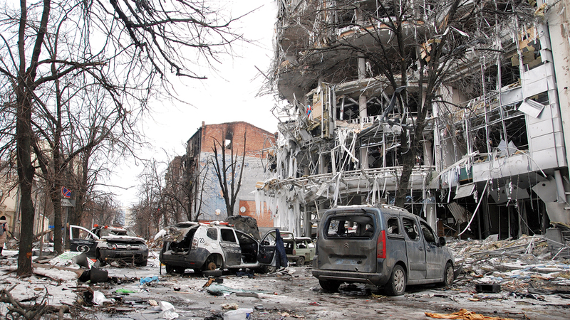 القوات الروسية لجأت إلى تدمير المنشآت والمباني السكنية في أوكرانيا.   رويترز
