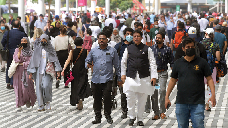 زوّار انتظروا لساعات طويلة من أجل عدم تفويت رؤية أجنحة «إكسبو دبي».    تصوير: إيرك أرازاس