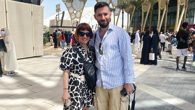 مارتا وياتزك خلال جولتهما في المعرض.   الإمارات اليوم