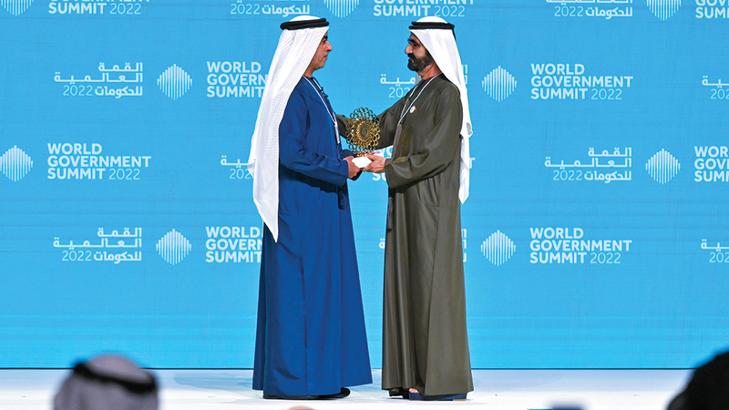 محمد بن راشد كرّم سيف بن زايد تقديراً لإسهامه الكبير في إنجاح &laquo;إكسبو&raquo;.