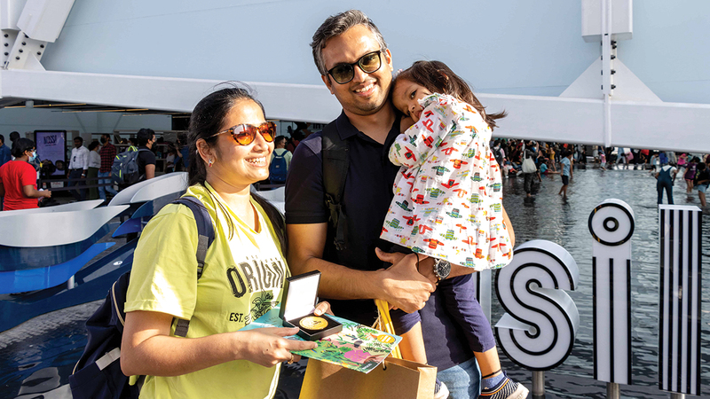 العائلة الهندية التي أكملت المليوني زائر للجناح البرازيلي. 	   من المصدر