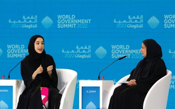 الصورة: أصغر وزيرة في العالم تحاور أول وزيرة في الإمارات