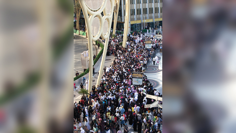 حشود في «إكسبو دبي» لم تفوت لحظة الختام.   تصوير: أحمد عرديتي