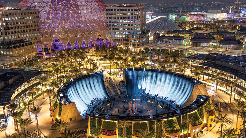 جهود العمال المتفانين حوّلت ما كان مساحة صحراوية إلى موقع المعرض العالمي.    من المصدر