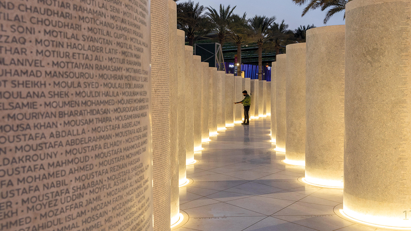 تقديراً لتفانيهم، كرّم «إكسبو دبي» عماله بنُصب تذكاري صممه آصف خان.    من المصدر