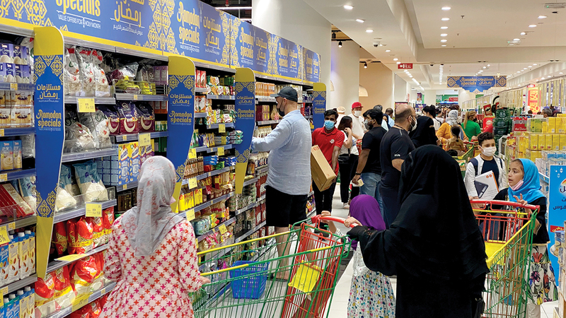 مستهلكون فضّلوا شراء مستلزمات الشهر الكريم  خلال (ليلة رمضان) والإجازة الأسبوعية.   تصوير: إريك أرازاس