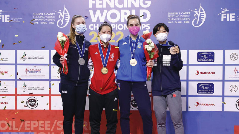 الأبطال على منصّة التتويج.   من المصدر