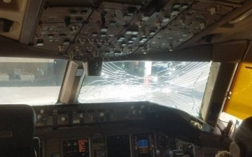 الصورة: تحطم زجاج طائرة ركاب باكستانية بعد إقلاعها والكشف عن السبب