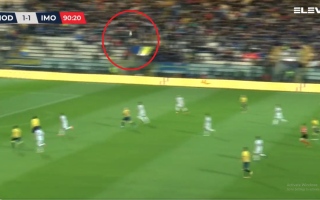 الصورة: حارس مرمى يسجل هدفاً لا يصدق.. أذهل زملاءه وصدم خصومه (فيديو)