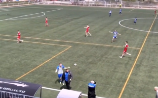 الصورة: مدرب يتعرض للضرب والطرد بعد أن قام بموقف غريب (فيديو)