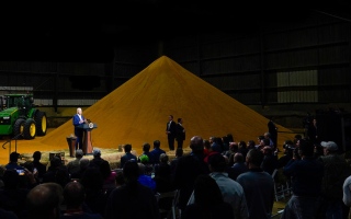 الصورة: طائر يقضي حاجته على ملابس جو بايدن خلال حديثه عن الطاقة الحيوية