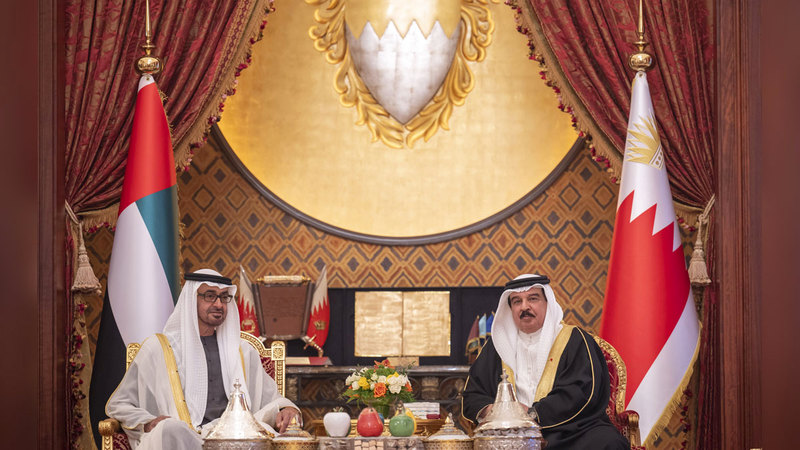 محمد بن زايد وحمد بن عيسى خلال لقائهما في قصر الصخير في البحرين.    وام