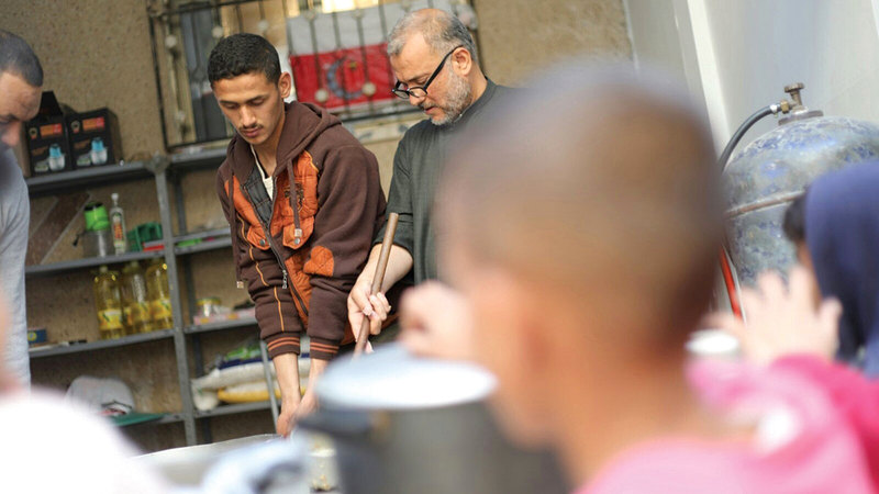 خضر فرج أسس «تكية خيرية» برفقة مجموعة من المتطوعين.  الإمارات اليوم