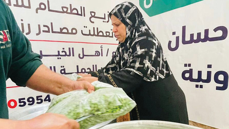 عائلة عمر أبوحسين تتشارك لطهو الطعام لـ 1000 عائلة.   الإمارات اليوم