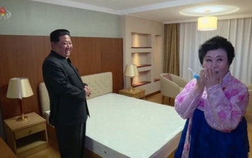 الصورة: زعيم كوريا الشمالية يفاجئ "المذيعة الباليستية" بهدية فاخرة.. شاهد ردة فعلها ( فيديو)