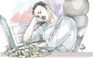 الصورة: يرفض رد 30 ألف درهم أرسلت لحسابه بالخطأ