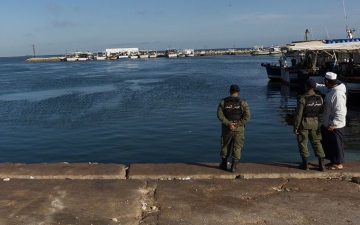 الصورة: شاهد.. غرق سفينة وقود قبالة تونس.. ومخاوف من تلوث بحري
