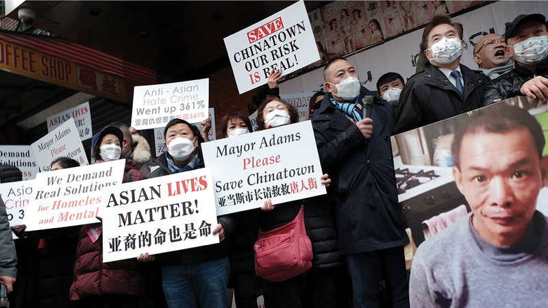 تظاهرة للأميركيين الآسيويين الذين يخشون على حياتهم بعد تعليق ترامب بأن «كورونا» مرض صيني.   غيتي