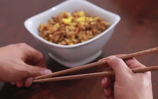 الصورة: باحثون يابانيون يطورون عيدان طعام لتعزيز المذاق المالح