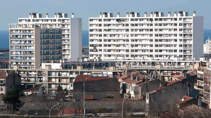 الأحياء في الضواحي تتميز بالبنايات المتراصة والمكتظة بالسكان.   أرشيفية