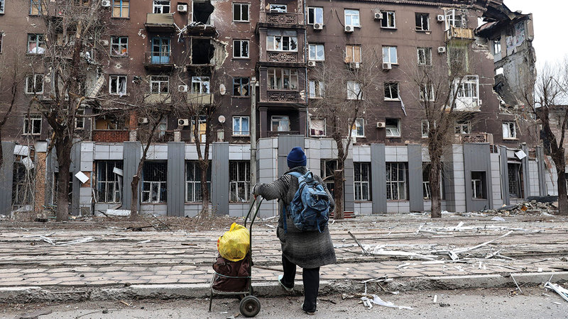 مشهد معتاد للدمار الذي لحق بالمباني الأوكرانية في أكثر من مدينة.   أ.ب