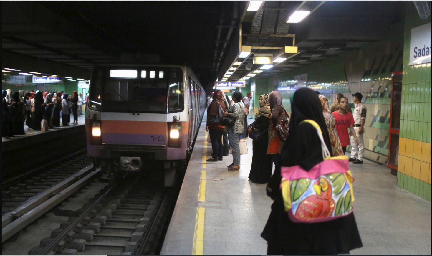 بالفيديو||"بسبب لبسها الفاضح".. اعتداء سيدة مصرية على فتاة داخل عربة سيدات مترو الأنفاق 