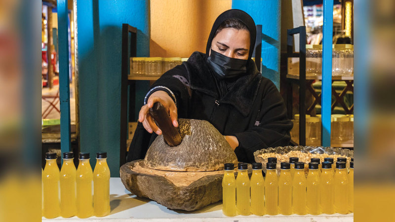 منتجات أصيلة تزيّن أجنحة القرية العالمية.   الإمارات اليوم