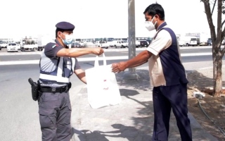 الصورة: شرطة أبوظبي توزّع الهدايا على العمال في «يوم زايد»