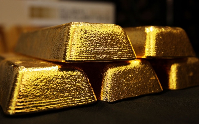 الصورة: الذهب ينخفض في ظل ارتفاع الدولار لكنه يتجه لتسجيل مكاسب أسبوعية