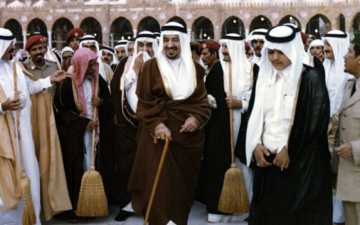 الصورة: صورة نادرة تجمع الملك خالد والملك فهد والملك عبدالله.. والكشف عن مناسبتها