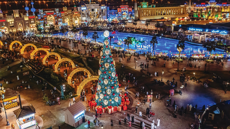 القرية العالمية لا تفوّت مناسبة لإسعاد زوّارها بالعروض والأجواء الاحتفالية.    من المصدر