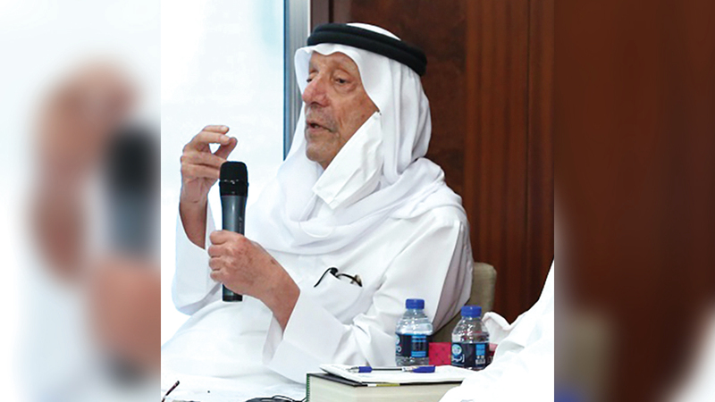 عبدالغفار حسين: «حاولت ألا أكون قارئاً عابراً للكتب، وناقشت الأفكار الواردة فيها، خصوصاً الكتب الصادرة عن الإمارات أو في الإمارات».