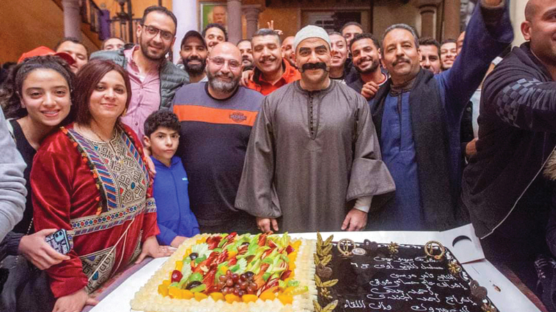 مكي يحتفل مع فريق العمل بانتهاء التصوير.    أرشيفية