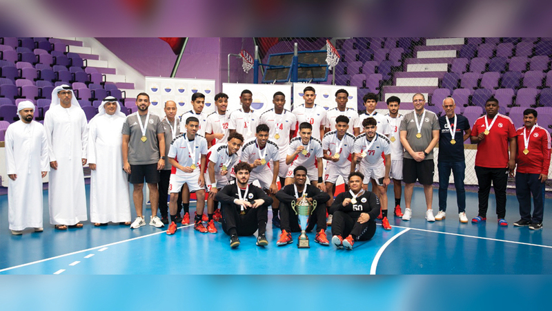 من تتويج فريق الناشئين بلقب كأس الإمارات أول من أمس.   من المصدر