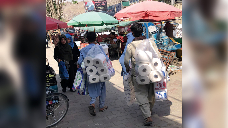 الشقيقان بالوشخل يحملان بضاعتهما ويتجولان في السوق.   أرشيفية