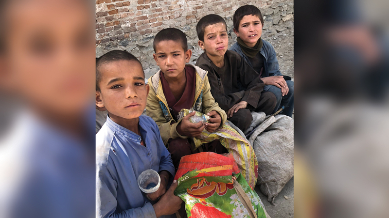 أطفال يجمعون علباً معدنية لبيعها لمصانع إعادة التدوير.    أرشيفية