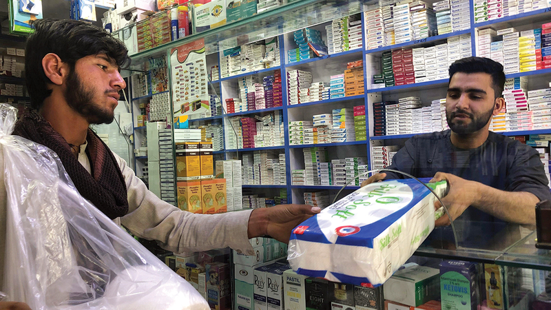 كرزاي بالوشخل يبيع ورق الحمام إلى صيدلي في كابول.   أرشيفية