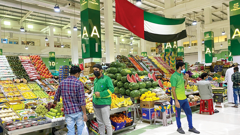 المنتجات الغذائية في أسواق الدولة تخضع لرقابة صارمة.   الإمارات اليوم