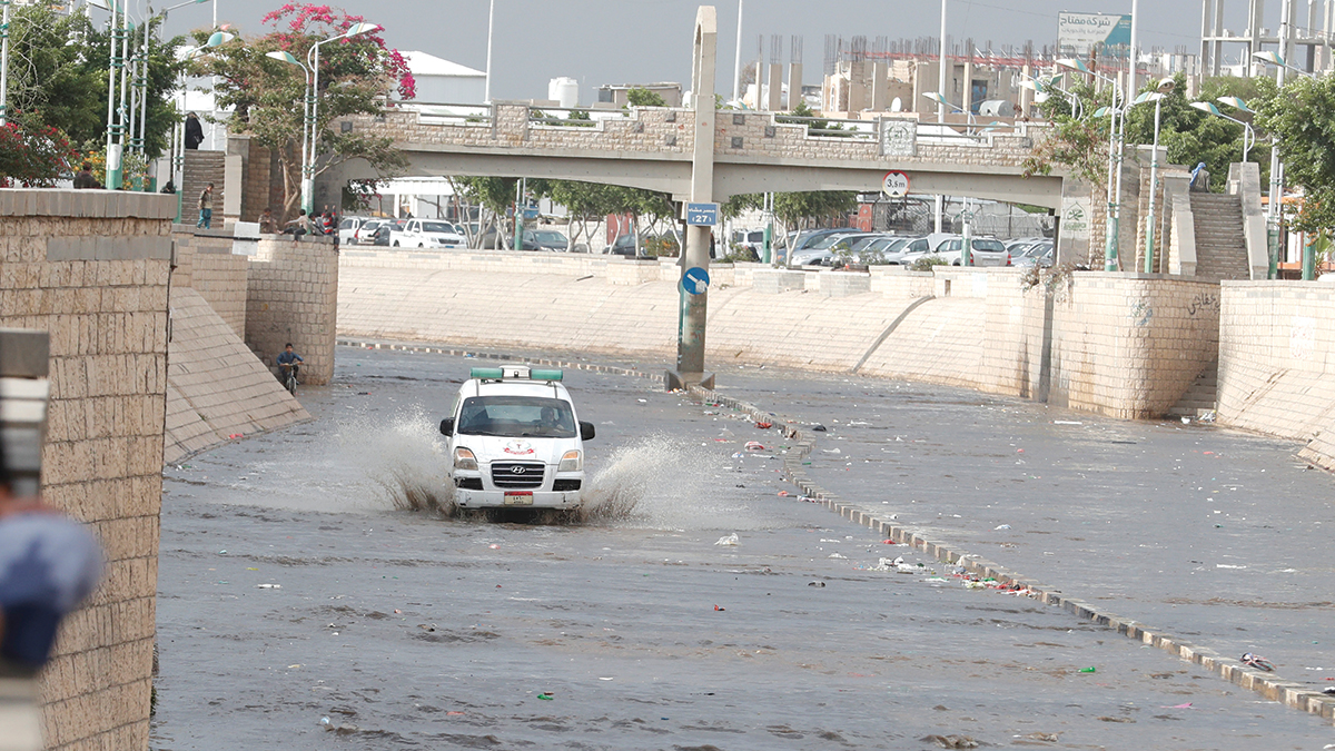 مياه الأمطار غمرت الشوارع.   إي.بي.إيه