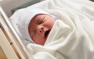 الصورة: إيطاليا تصدر قرارا بعدم منح الأطفال لقب آبائهم تلقائياً عند الولادة