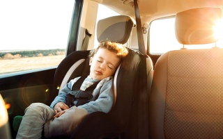 الصورة: 6 نصائح للسائقين تساعد على هدوء الأطفال وعدم بكائهم أثناء القيادة