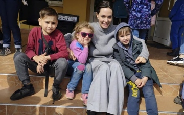 الصورة: بجولة مفاجئة.. أنجلينا جولي تزور أطفال لفيف بأوكرانيا